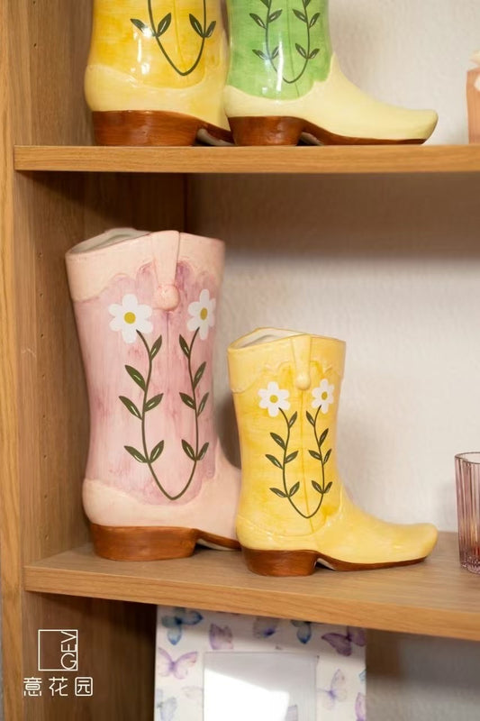 VASO IN CERAMICA A FORMA DI STIVALETTO ( 16.5cm x 8.5cm x 18.3cm )